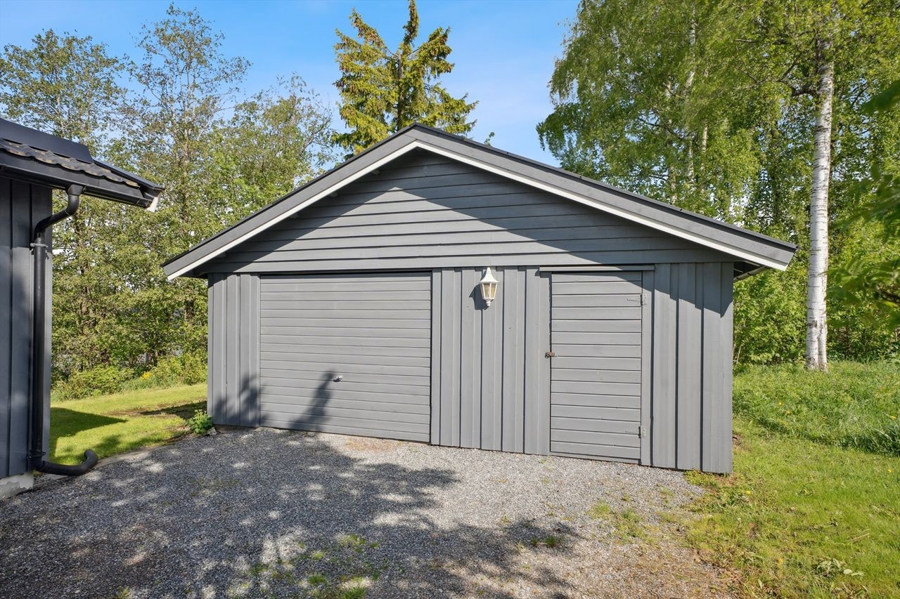 Garasje med biloppstillingsplass og lagring Galleribilde