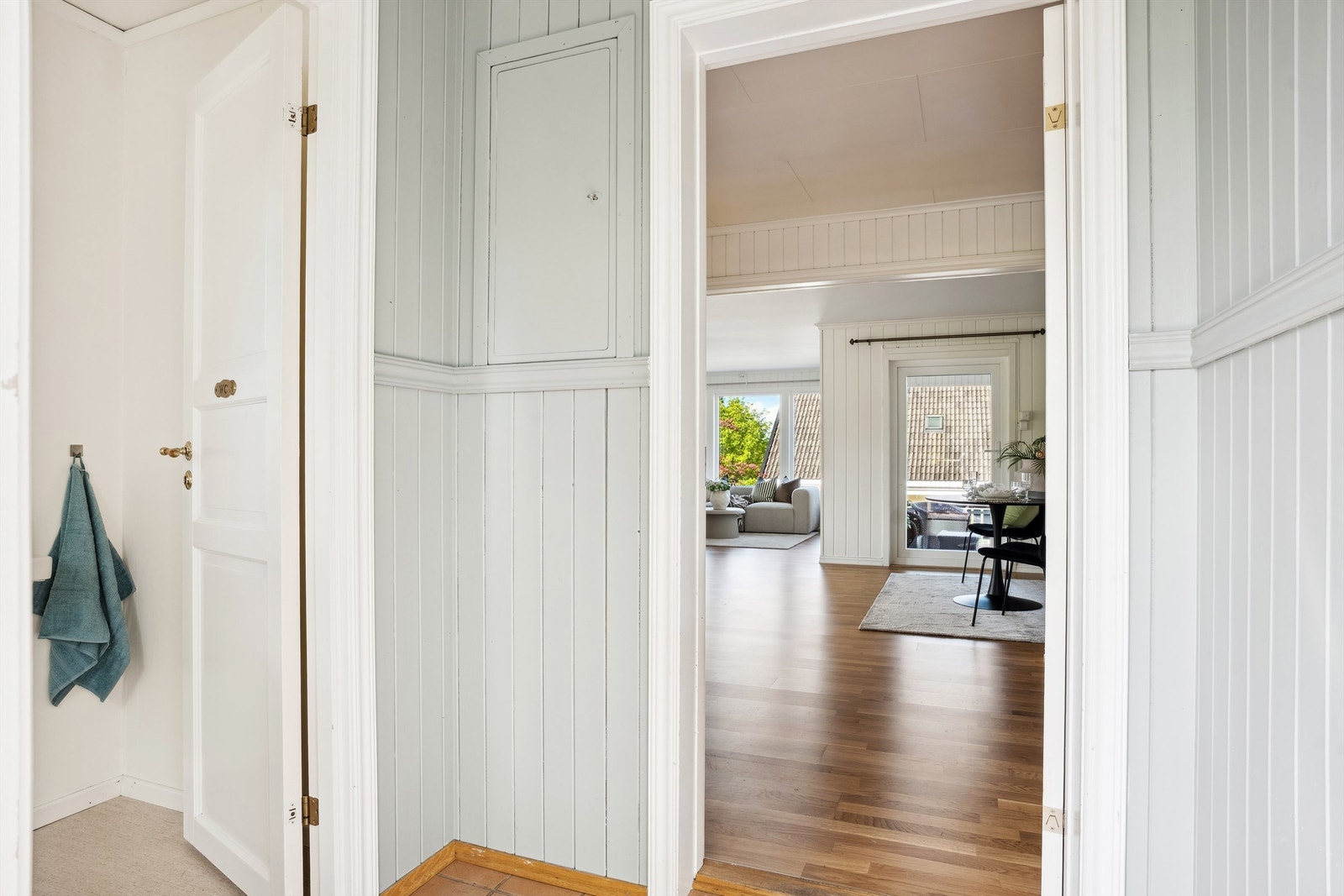 Entréen fører deg videre inn i en lys og fin stue Galleribilde