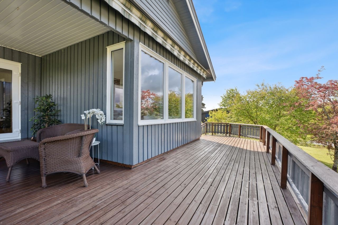 Terrassen er stor, her kan man flytte seg etter sola Galleribilde