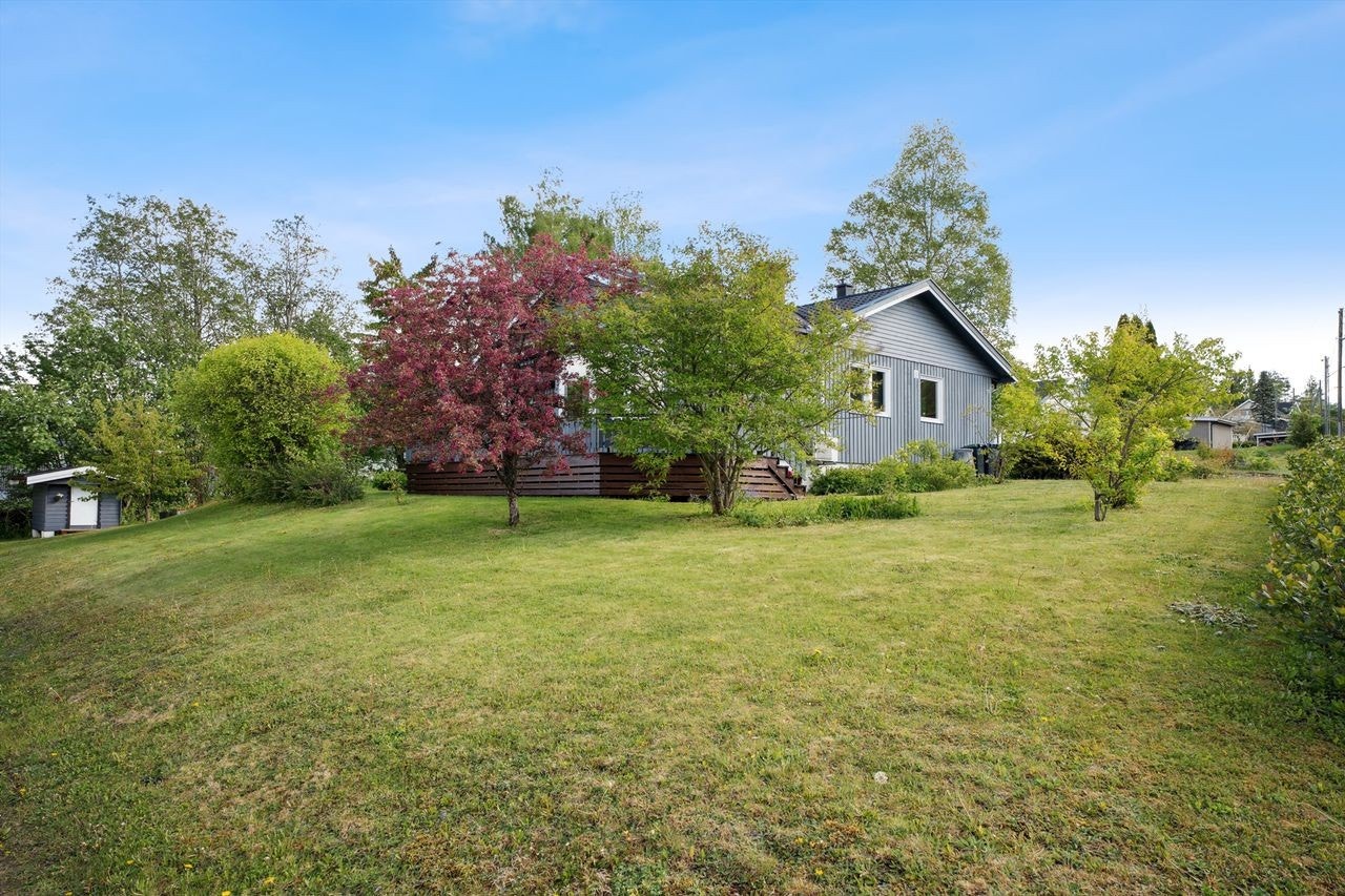 Eiendommen har en flott hage som er opparbeidet med planen og beplantning Galleribilde