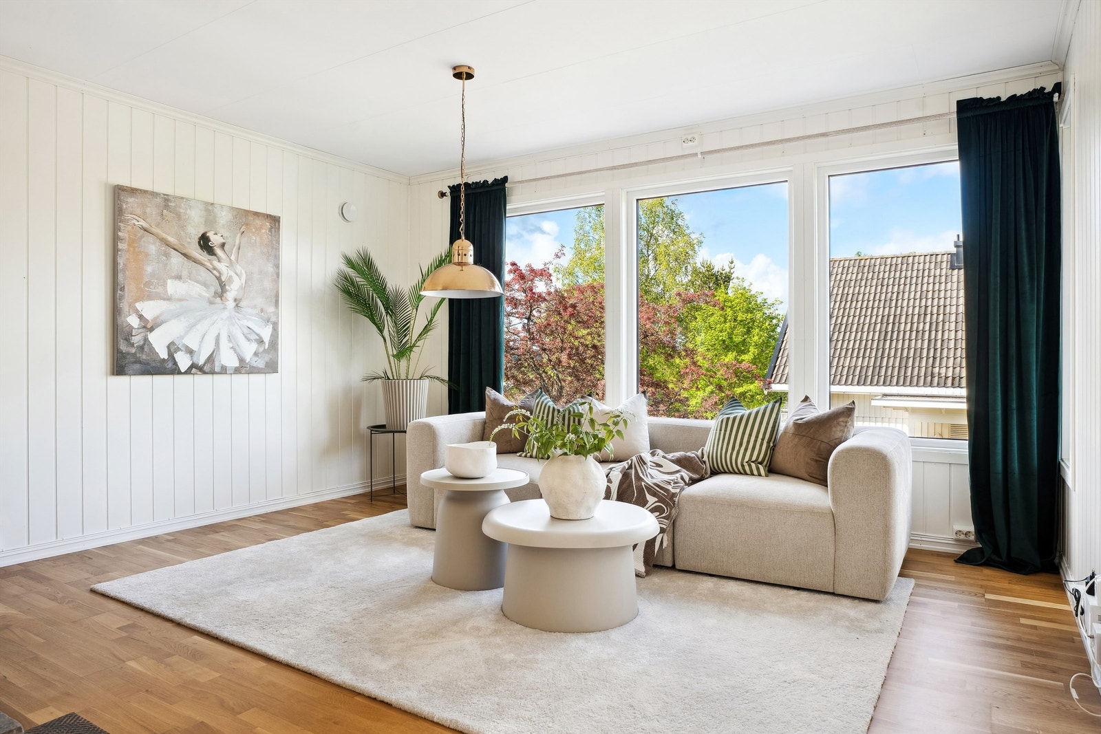 Store vindusflater gir rikelig med naturlig lys Galleribilde