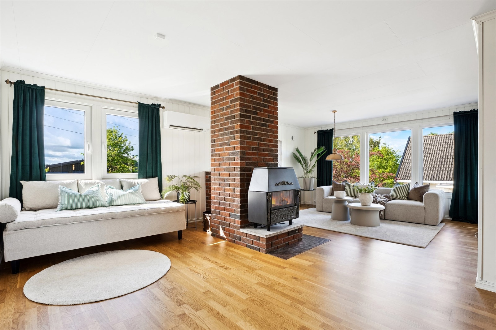 Vedovn er sentralt plassert mellom to soner i stua Galleribilde