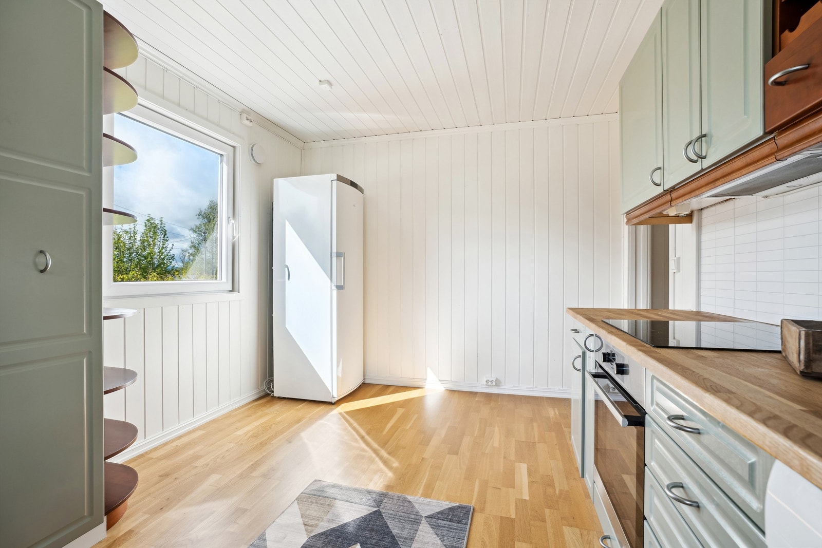 Foran vinduet er det plass til en koselig spiseplass Galleribilde