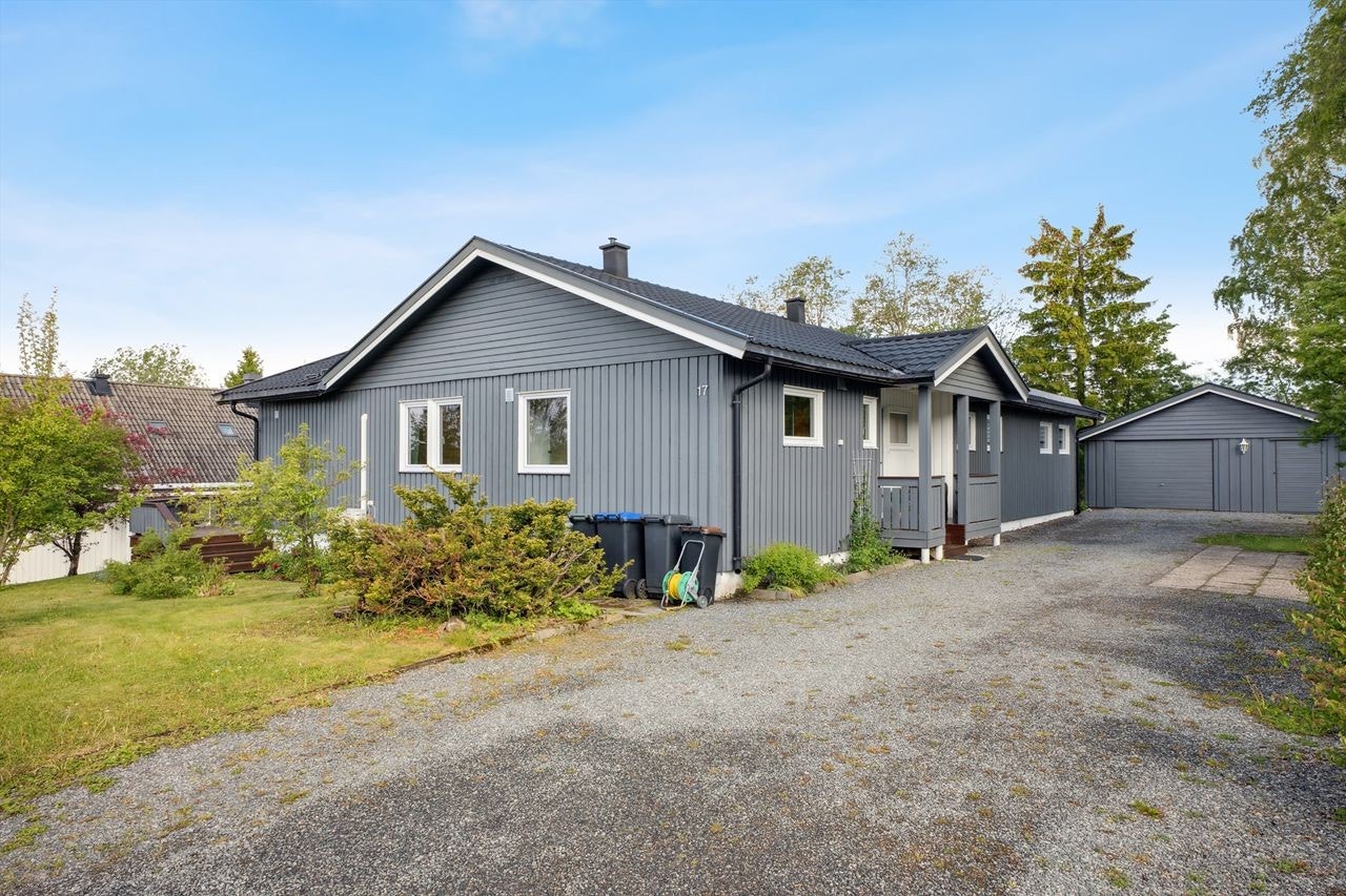 Boligen ligger i et veletablert boligområde på Reinsvoll Galleribilde