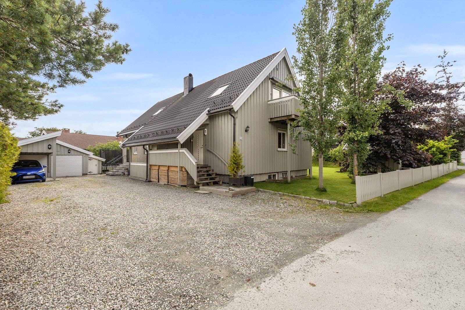 Innkjørsel med dobbelgarasje. Praktisk løsning for både hverdag og gjester. Galleribilde