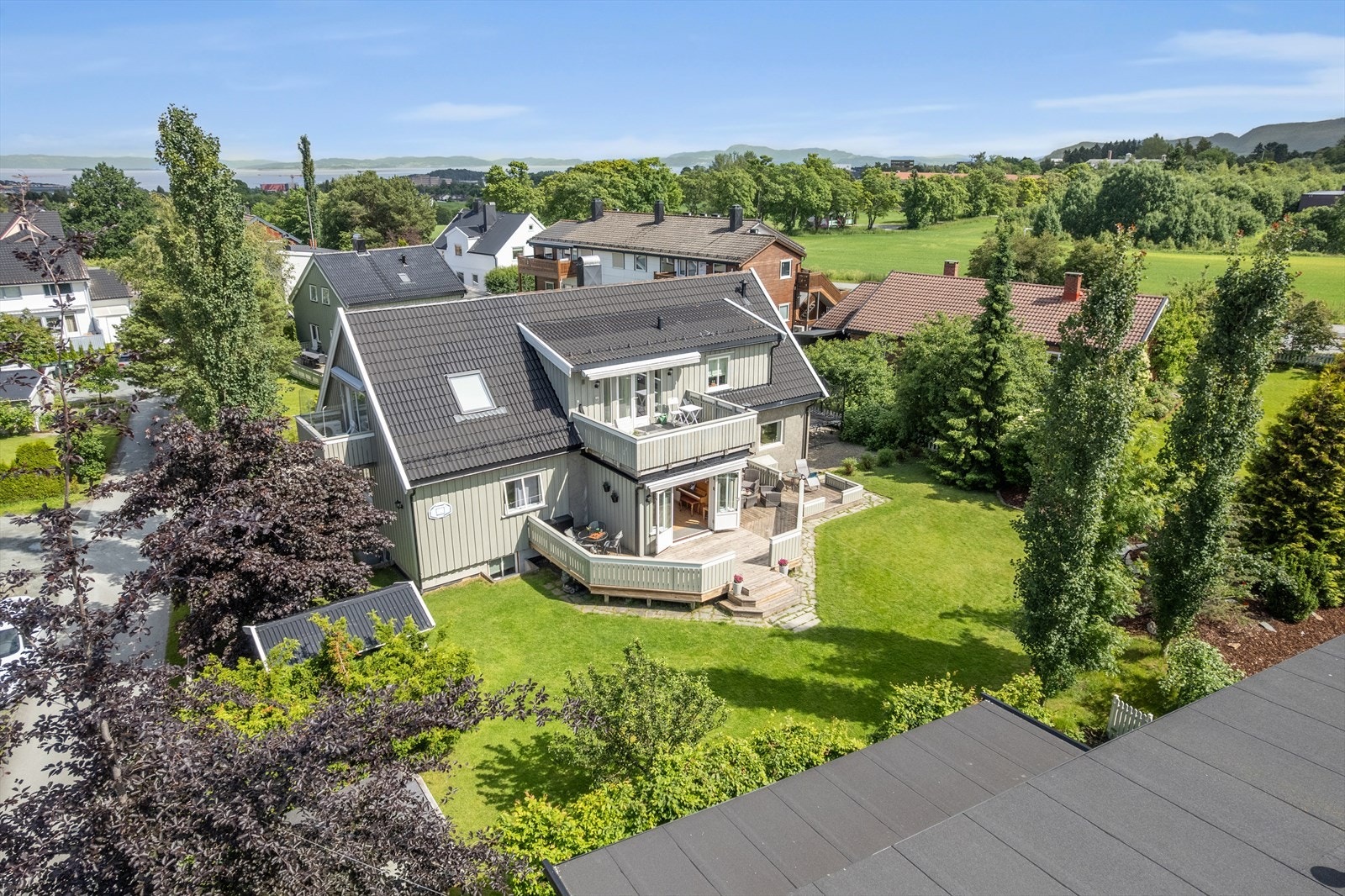 Boligen fremstår som godt vedlikeholdt med gjennomtenkte løsninger og arealeffektiv planløsning, og byr på en trygg og harmonisk ramme for familielivet. Galleribilde