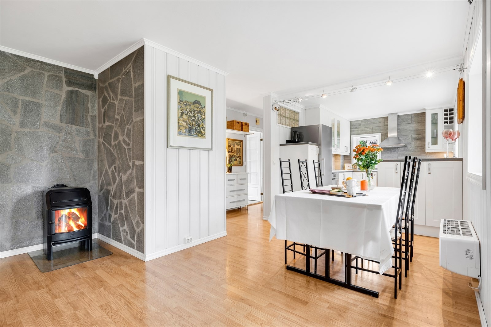 Med direkte adkomst til stue og peis fra spiseplassen får du en lun og sosial atmosfære. Perfekt til både hverdag og selskap. Galleribilde