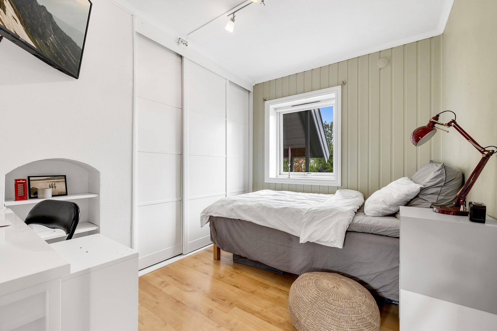 Tredje soverom med nøytrale flater - enkelt å innrede etter eget behov. Soverommet er oppmålt til 9,5 m² Galleribilde