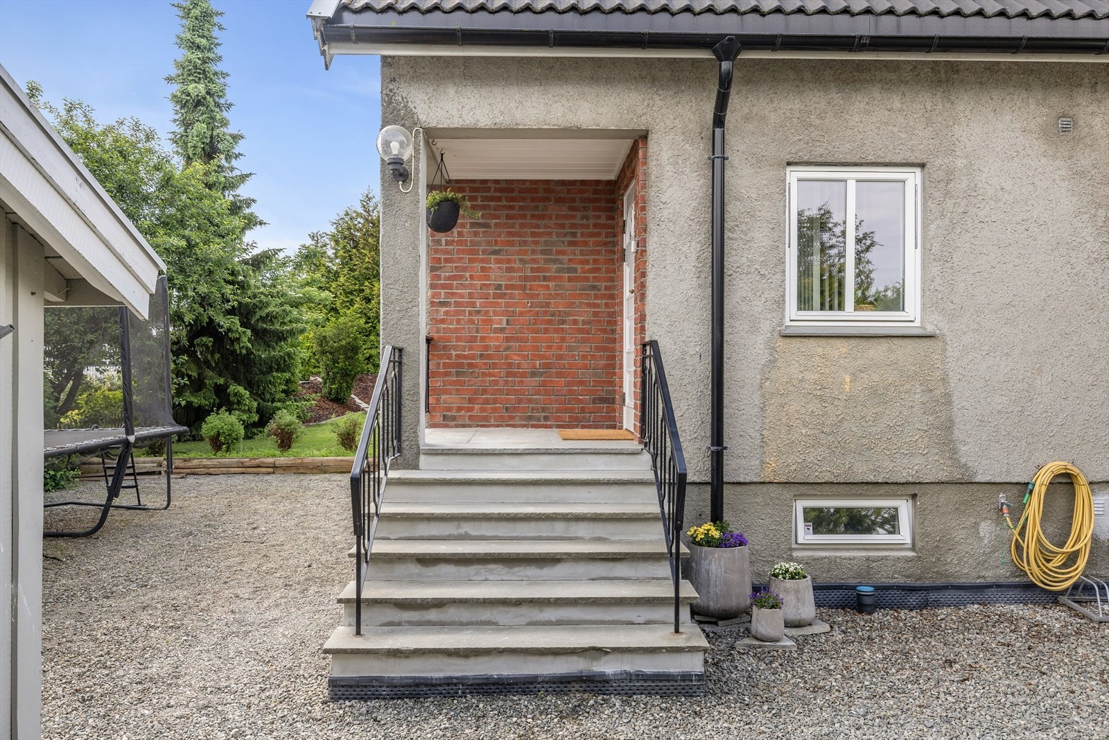 Inngangsparti som ønsker deg velkommen. Galleribilde