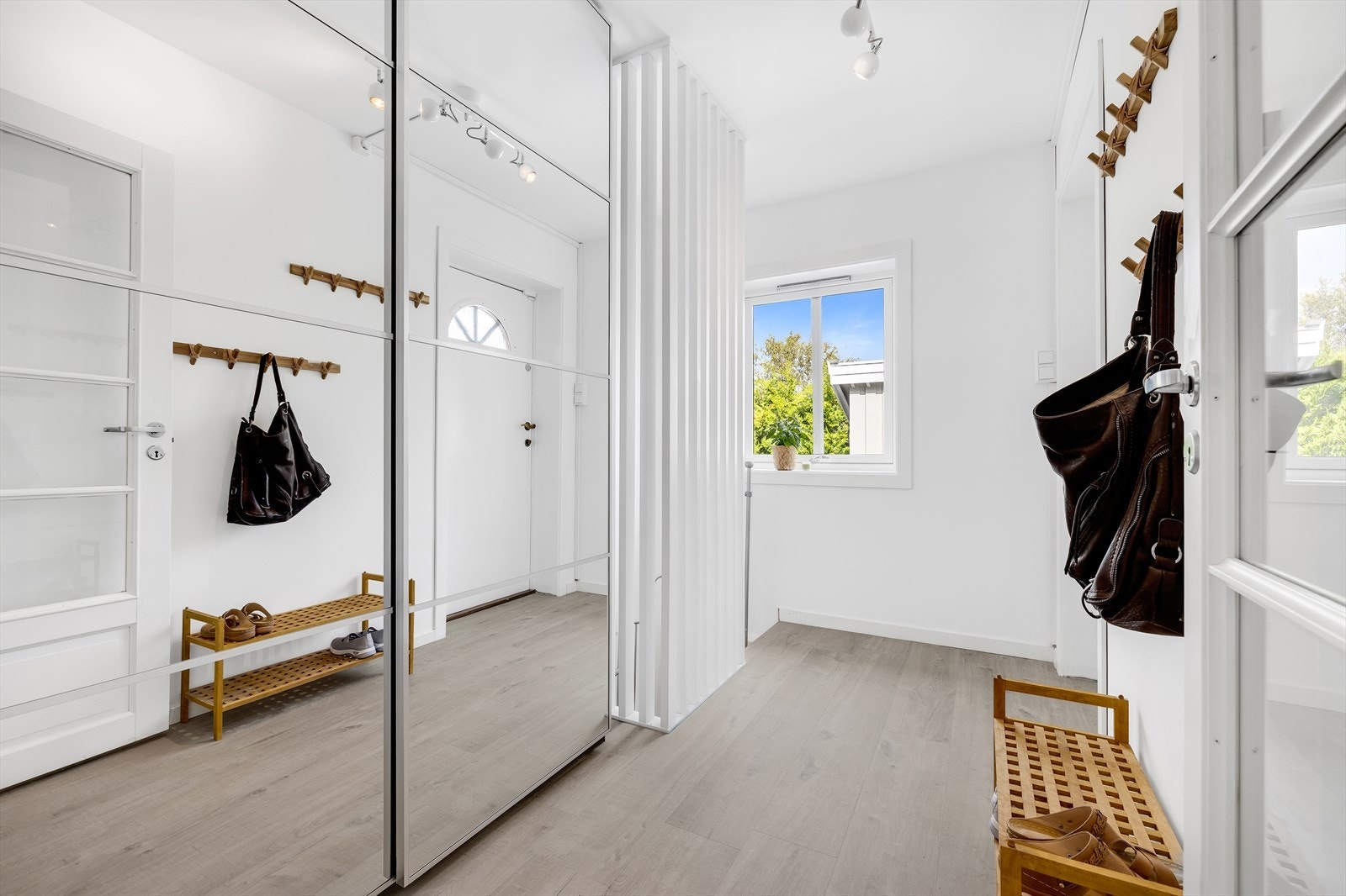 Entré med plass til både yttertøy og sko. Her får du et ryddig og praktisk førsteinntrykk. Det er i tillegg varmekabler i gulv. Galleribilde