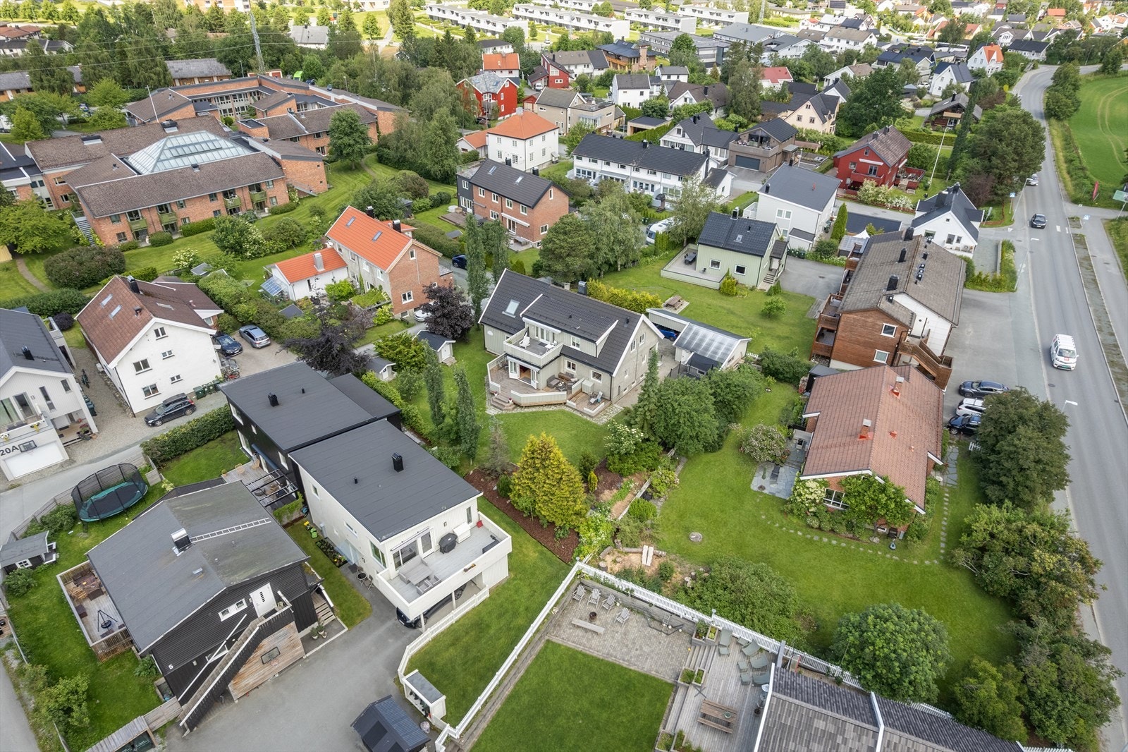 Dronebilde som viser eiendommens fine beliggenhet. Galleribilde