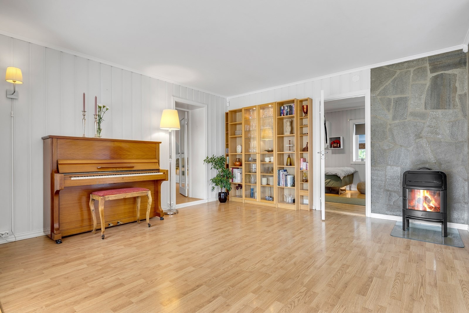 Ildstedet gir en lun atmosfære og bidrar til å holde fyringskostnadene nede. Galleribilde