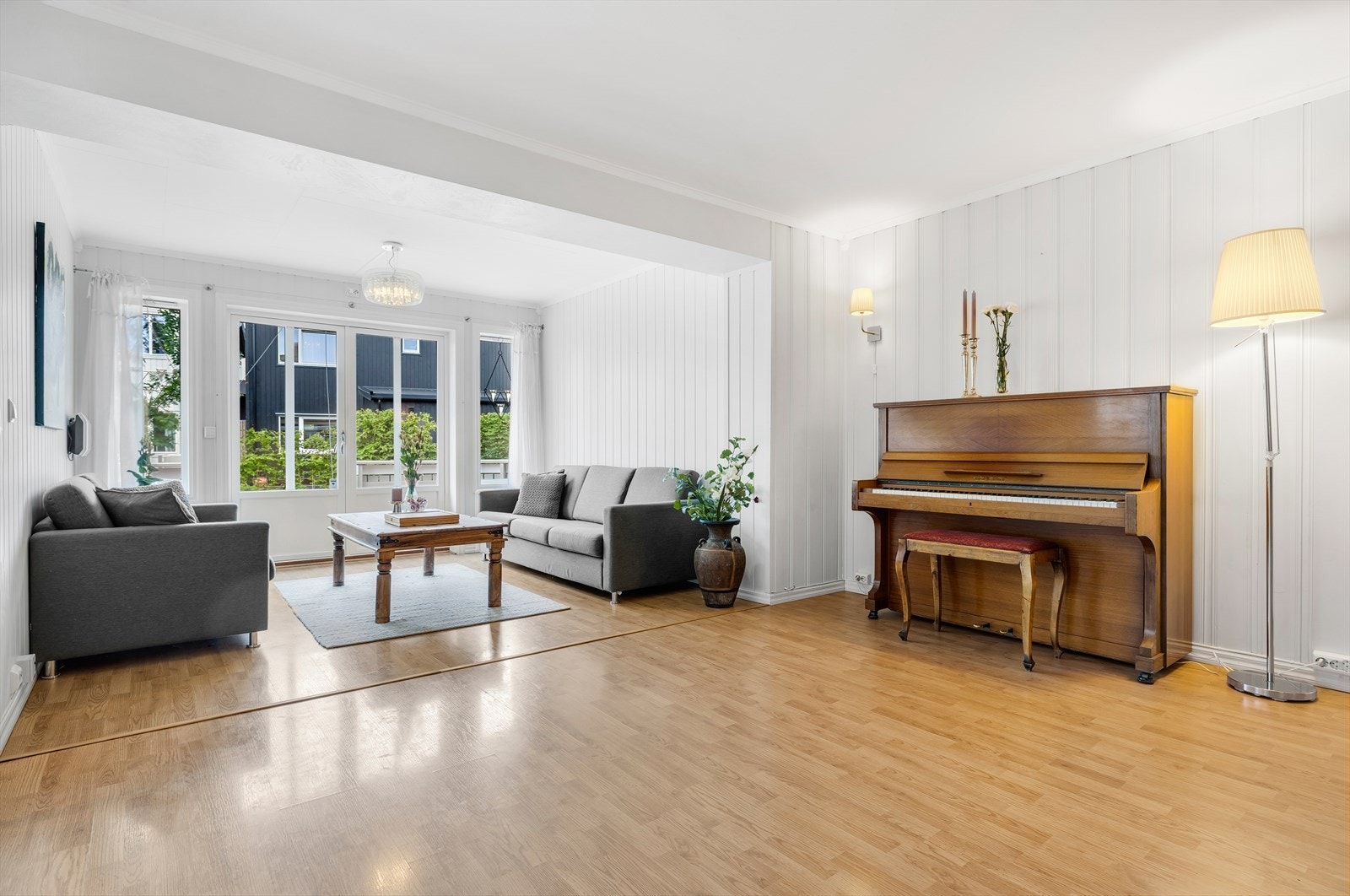 Stuen i hoveddelen byr på en luftig atmosfære og åpen planløsning. Dette er et rom som innbyr til både hverdagshygge og festlige anledninger. Galleribilde