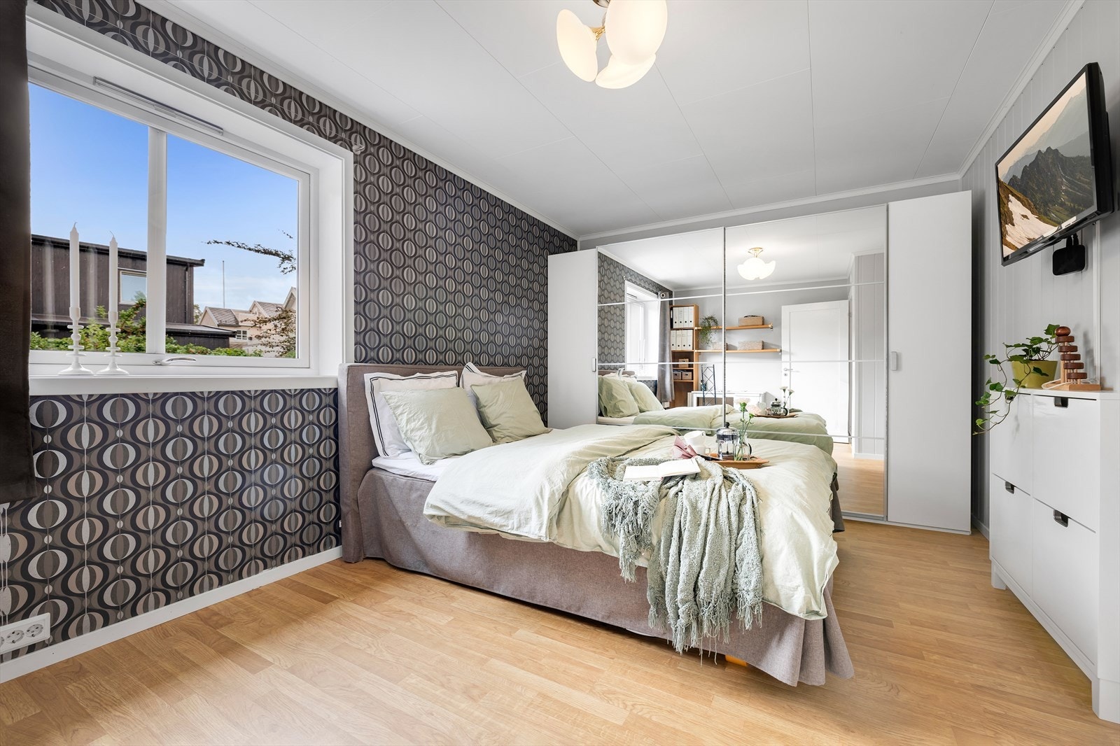 Boligen har 4 praktiske soverom. Her er hovedsoverommet med plass til både dobbeltseng og garderobeløsning. Soverommet er oppmålt til 13,5 m² Galleribilde