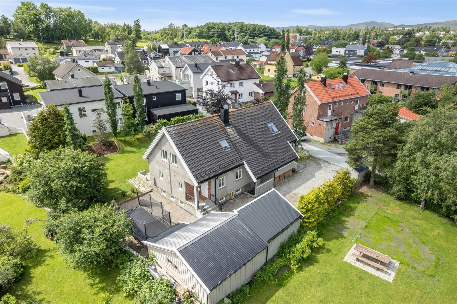 Fasadebilde av boligen i sin helhet. Galleribilde