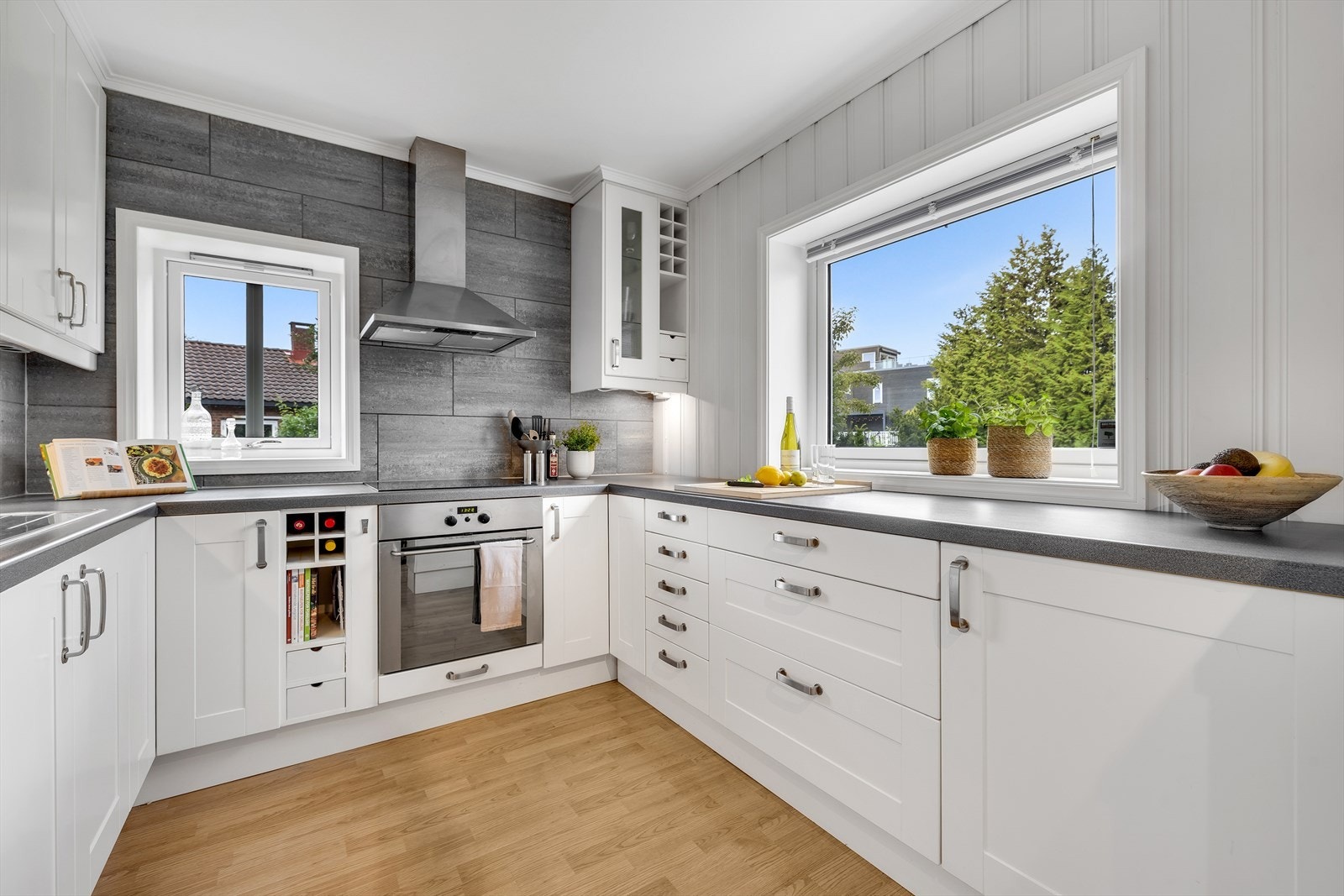 Her får du rikelig med benkeplass og oppbevaringsmuligheter. Et kjøkken som virkelig fungerer i en travel hverdag. Galleribilde