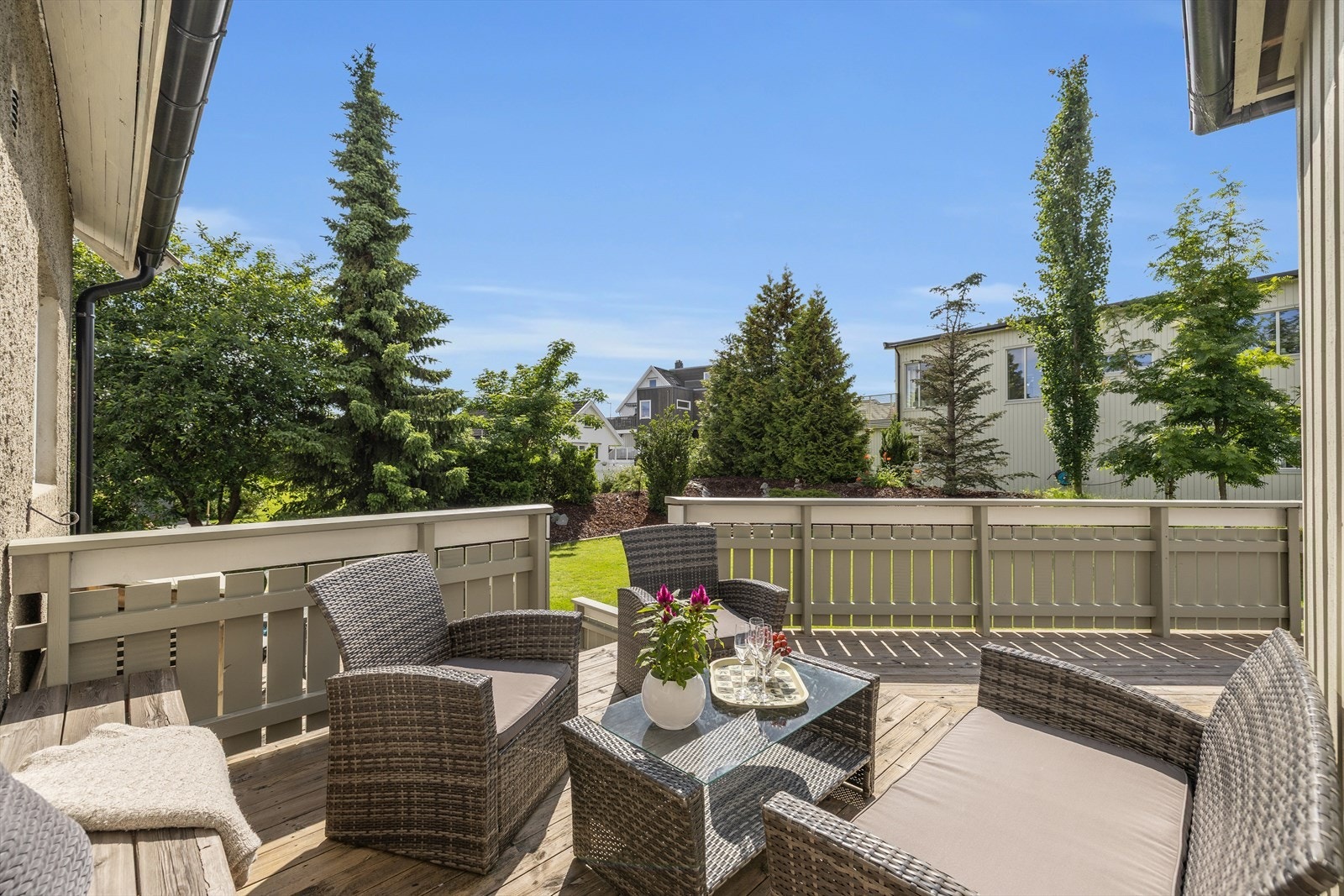 Veranda mot hagen med plass til sittegruppe og avslapping. Galleribilde