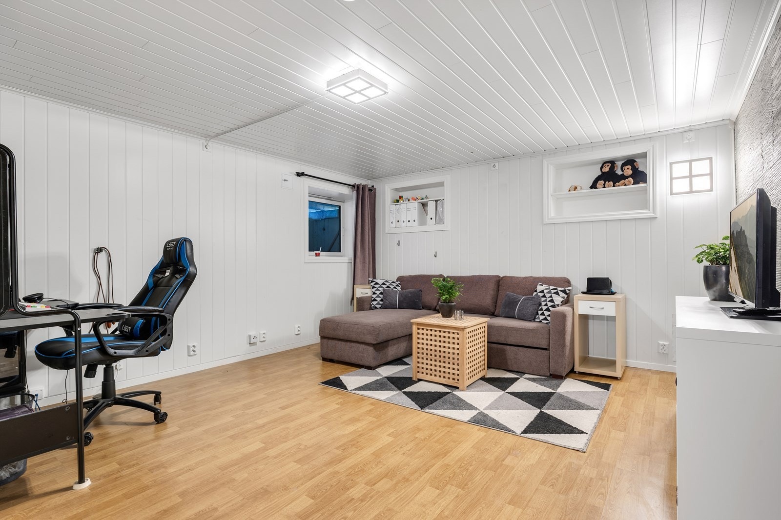 Kjellerstue med mange bruksområder - lek, gaming, film eller ekstra oppholdsrom. Kjellerstuen er oppmålt til 17 m² Galleribilde