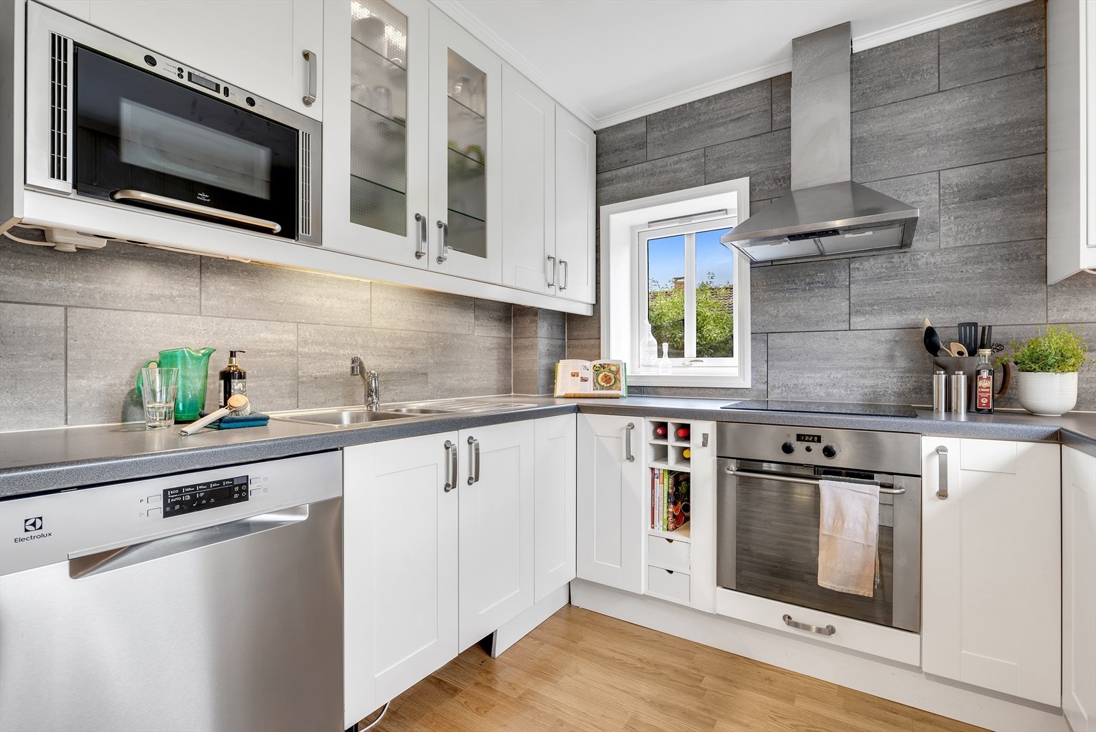 Kjøkkenet har fått TG1 og fremstår lyst, praktisk og godt vedlikeholdt. En romslig løsning som gjør matlagingen både enkel og hyggelig. Galleribilde