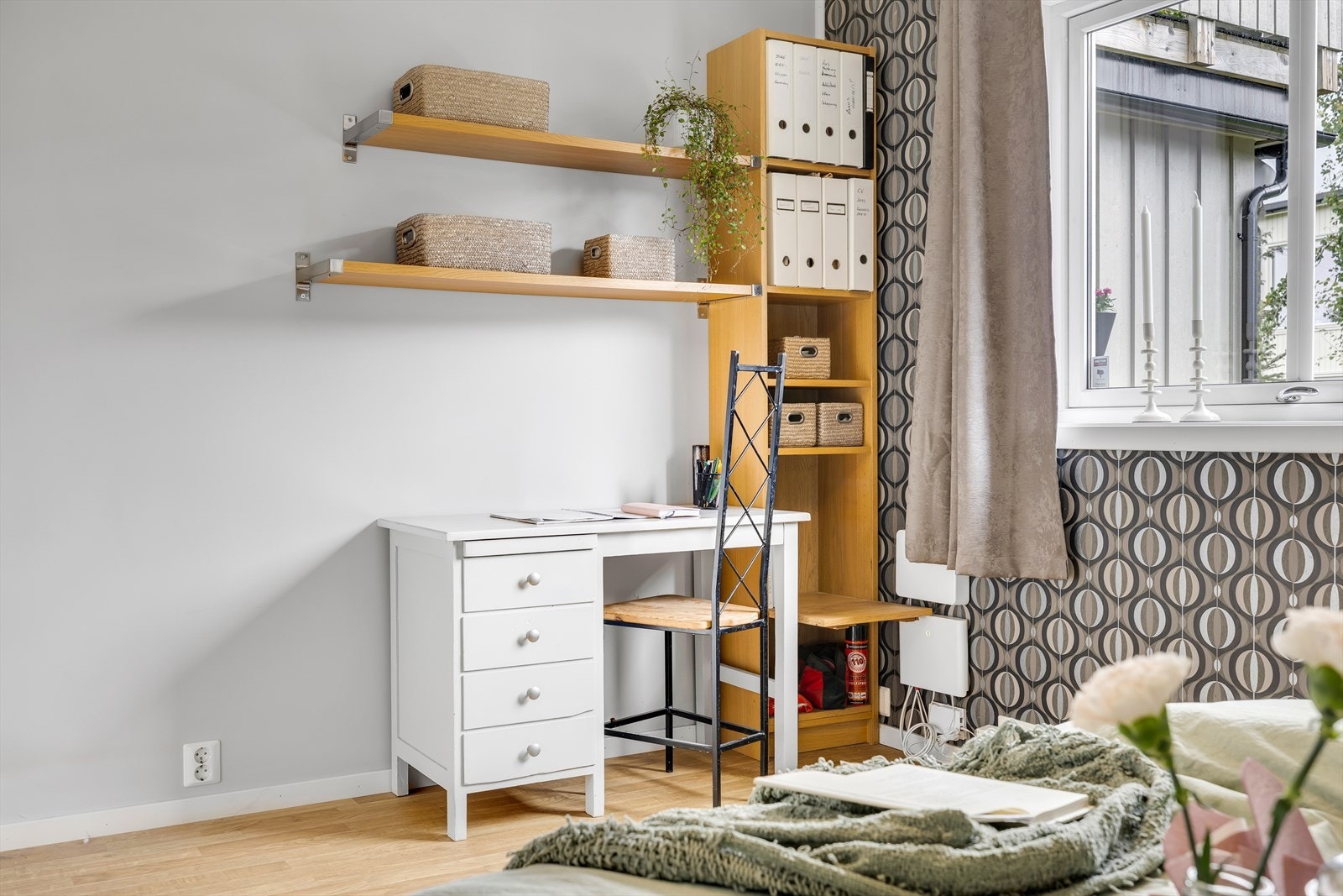 God plass til garderobe, pult eller hyller. Galleribilde