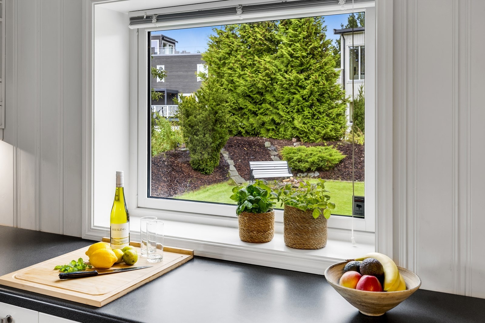 Vinduer mot hagen gir et lyst og trivelig kjøkken. Galleribilde