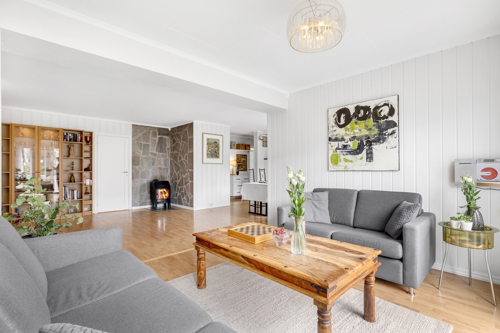 Den koselige peisen sørger for både varme og stemning på kalde vinterkvelder. Et naturlig samlingspunkt i boligen. Galleribilde