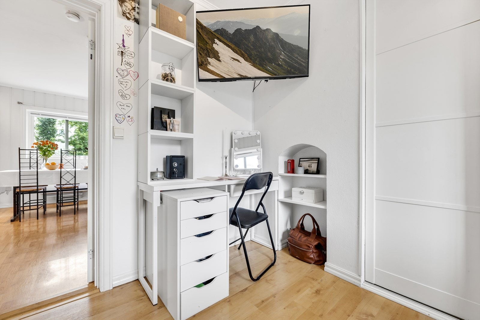 Rommet har integrert garderobebåde og plass til skrivepult/kontorhjørne. Perfekt for skolebarn eller hjemmekontor. Galleribilde