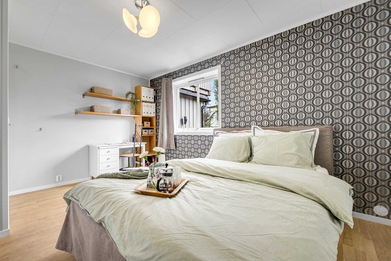 Samme soverom sett fra en ny vinkel - romslig, luftig og innbydende. Galleribilde