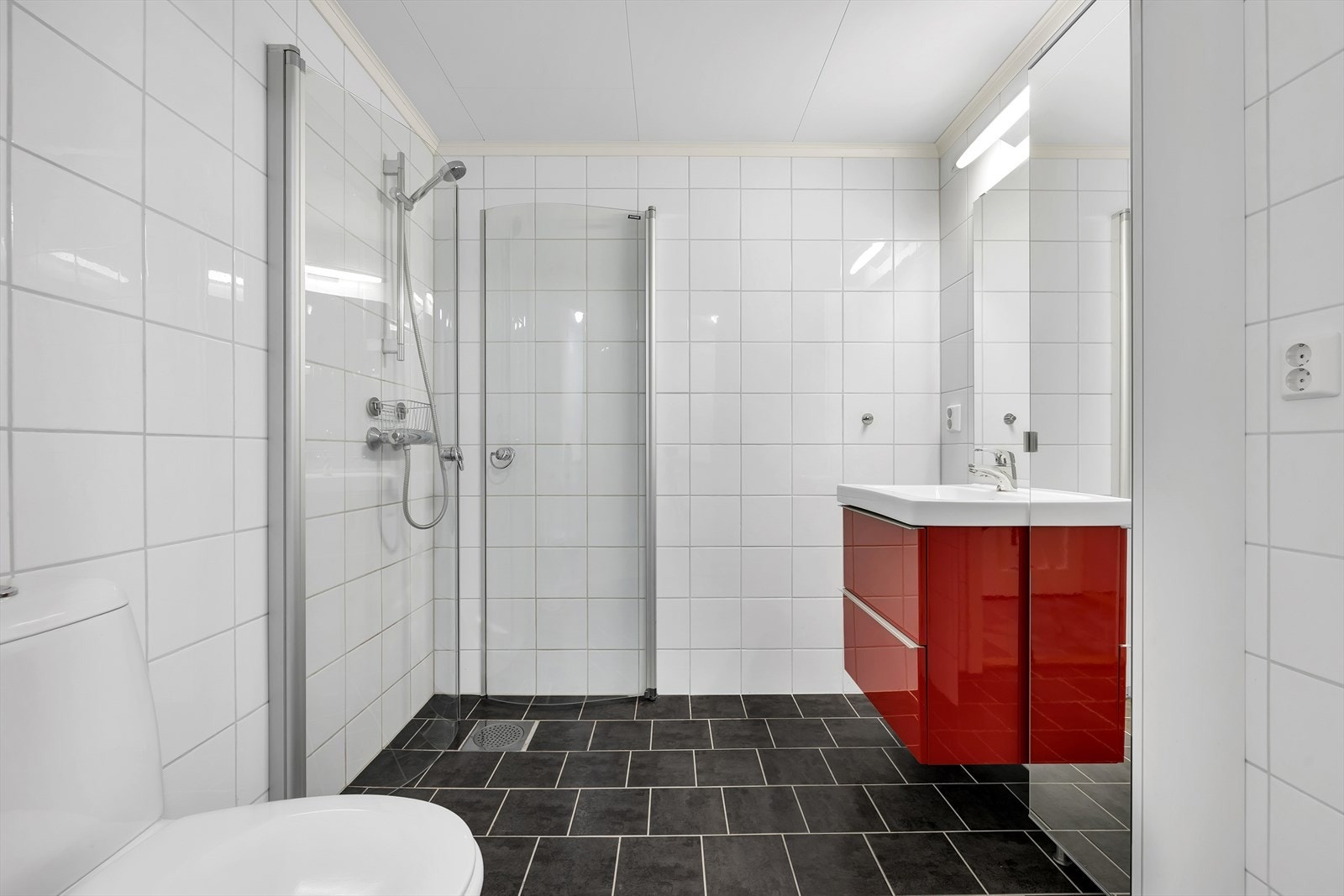 Bad i utleiedelen med dusj, fliser og varme i gulv. Gjennomført og praktisk løsning. Galleribilde