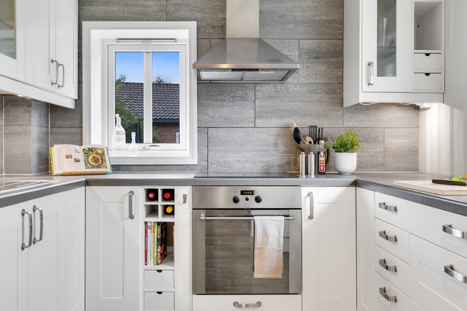 Integrert stekeovn, platetopp og avtrekk gjør kjøkkenet både moderne og funksjonelt. Galleribilde