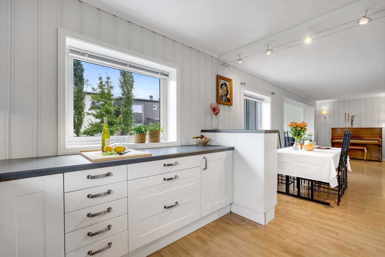 Effektiv og god skapplass sørger for orden og oversikt. Et kjøkken som kombinerer estetikk og praktiske løsninger. Galleribilde