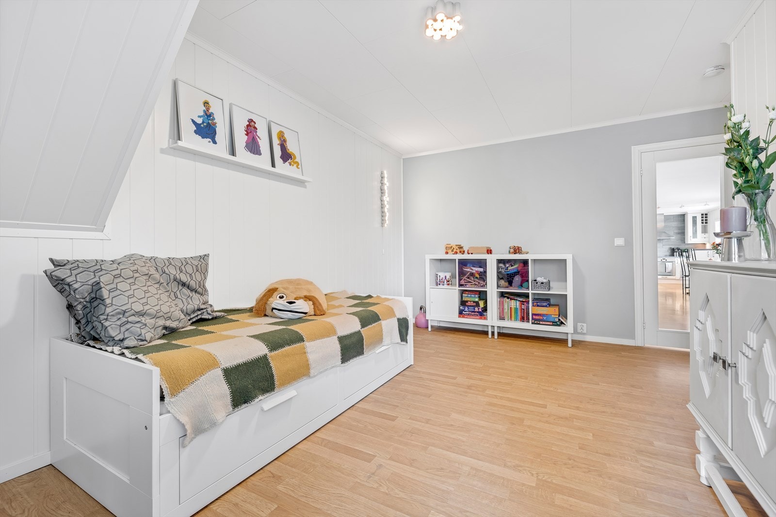 Rommet har store møbleringsmuligheter og plass til både skap og kommoder. Galleribilde