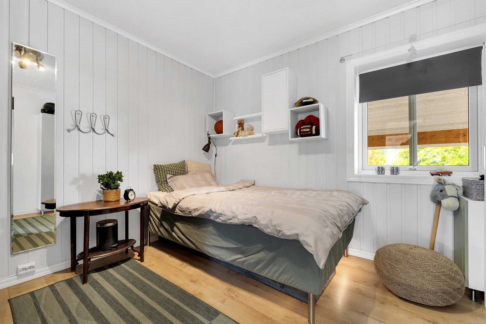 Soverom nummer to fremstår lyst og fleksibelt. Ideelt for barn eller gjester. Soverommet er oppmålt til 9,5 m² Galleribilde