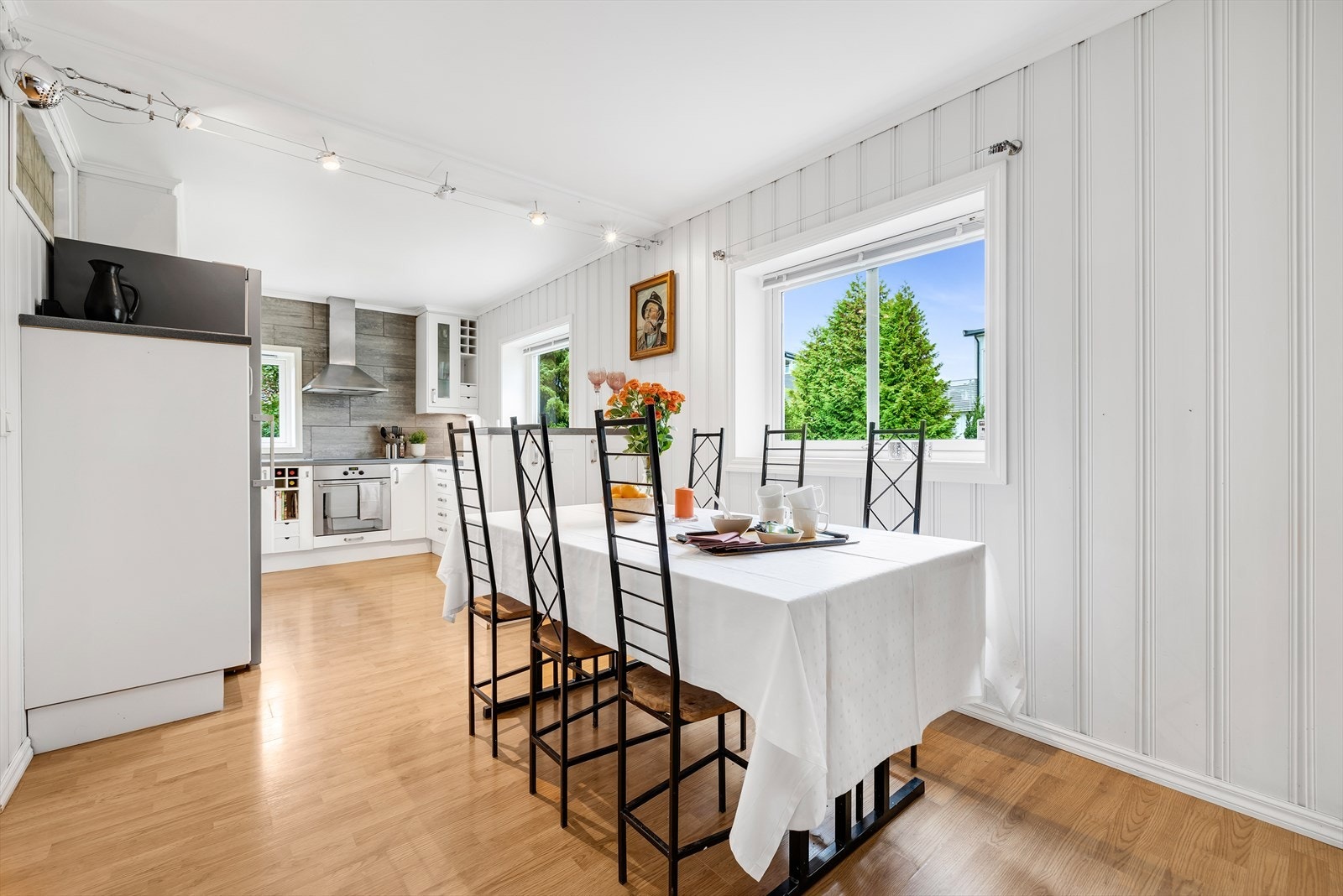 Spiseplassen knytter kjøkken og stue sømløst sammen. Her får du plass til lange middager med venner og familie. Galleribilde