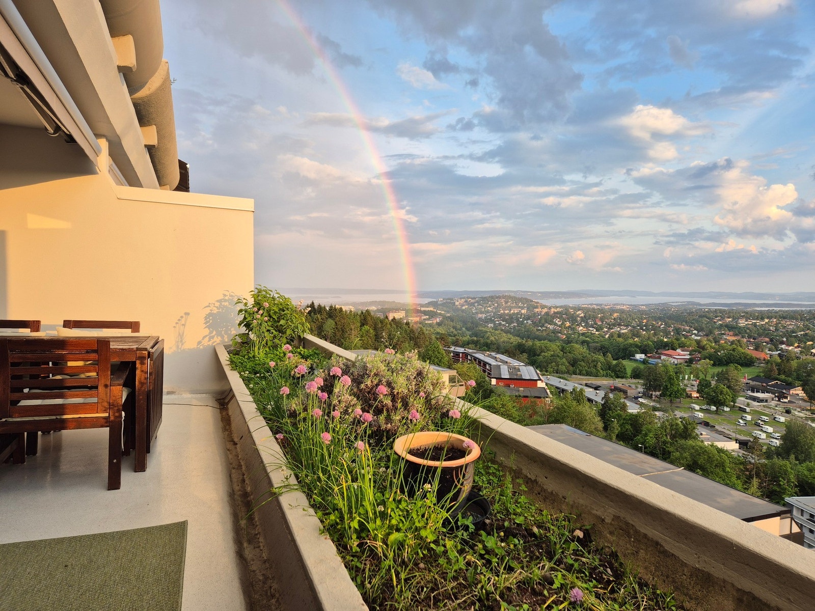 Fra terrassen nyter du spektakulær utsikt over Oslofjorden, Bogstadvannet og Bærumsåsene. Galleribilde
