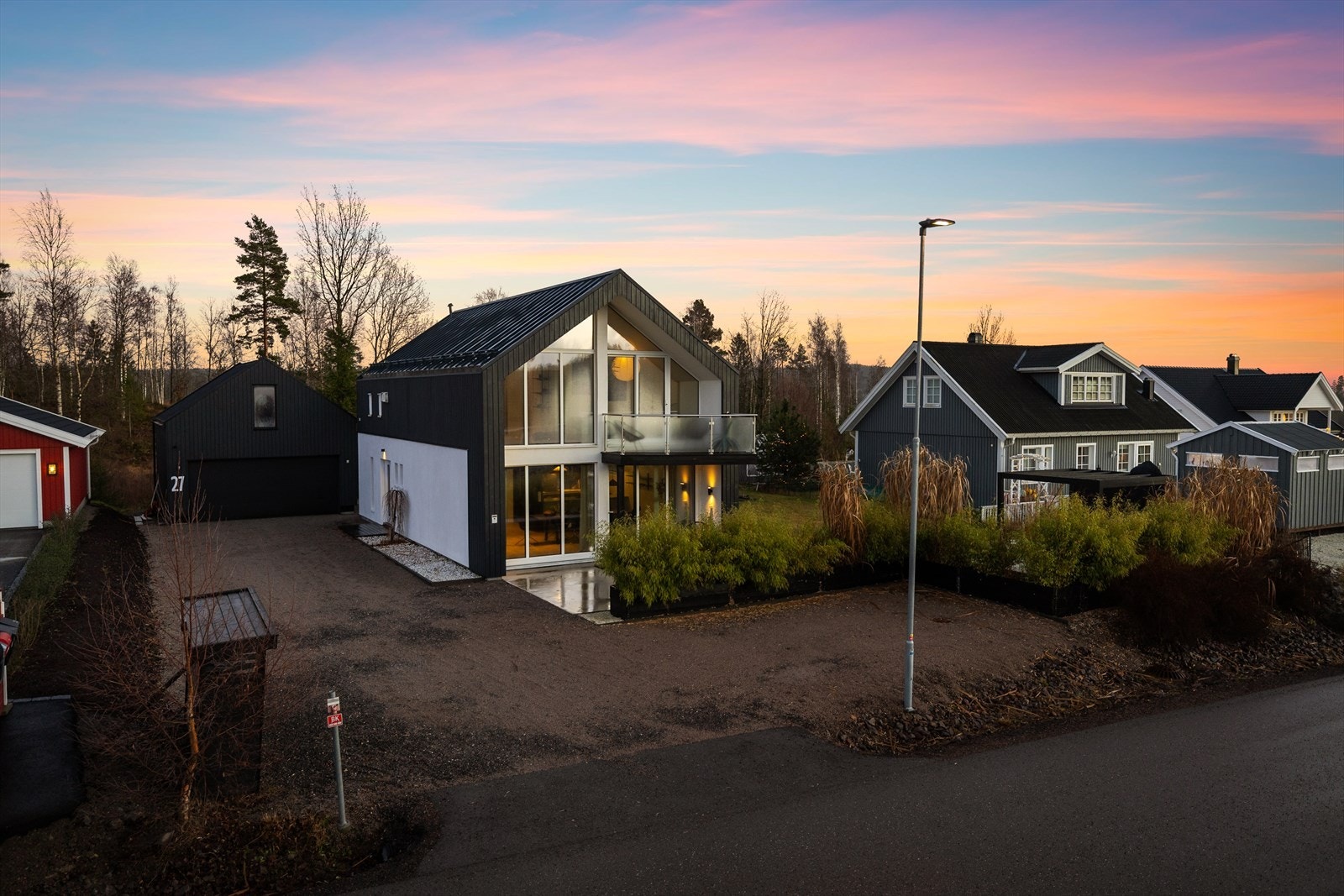 Eiendommen inkluderer også en frittliggende garasje oppført i 2022. Galleribilde