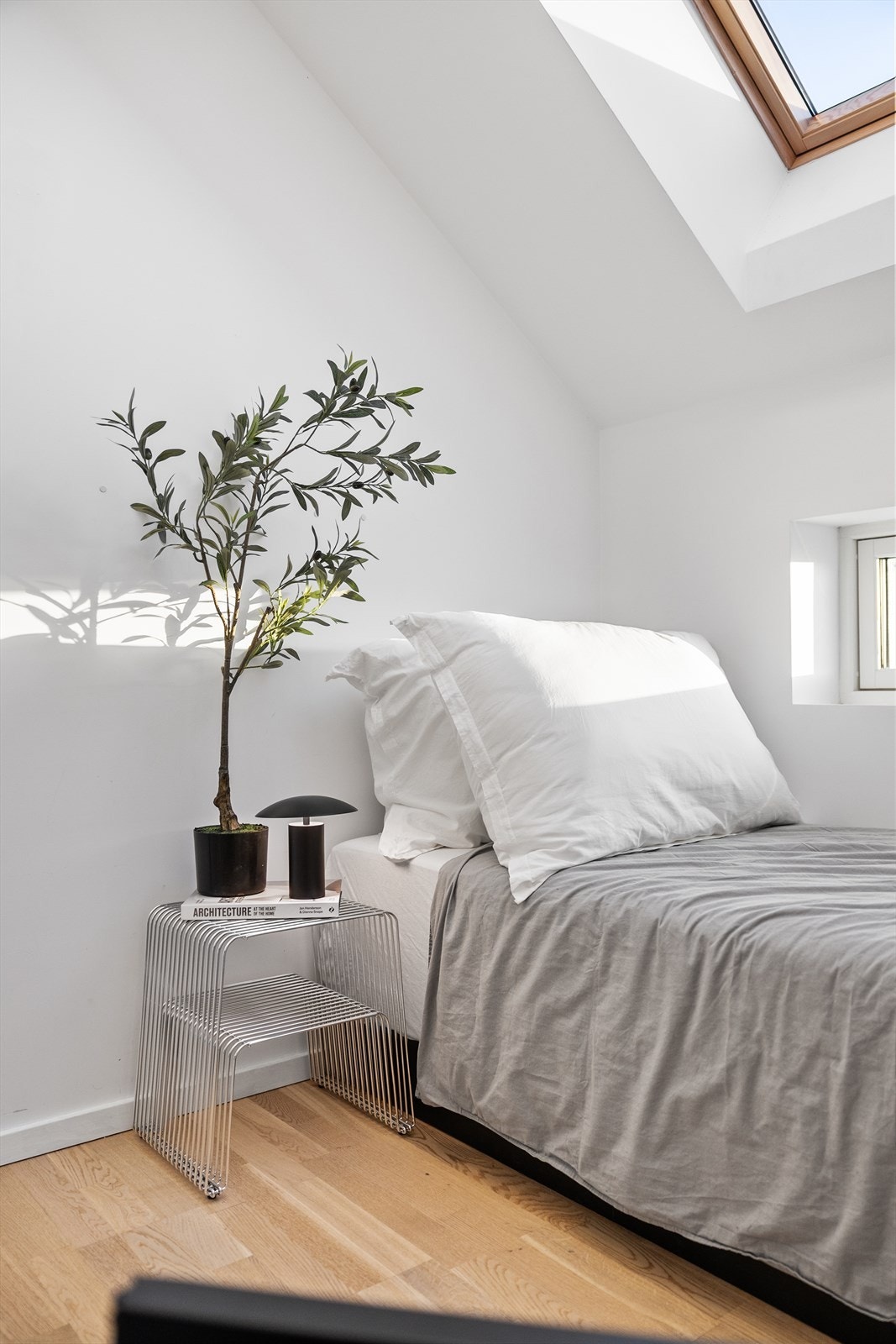 Parkett på gulvet gir en varm og naturlig følelse i rommet. Galleribilde