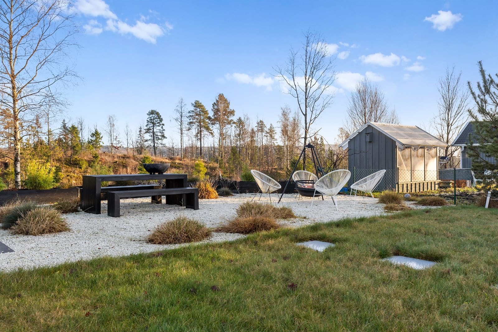 Uteplassen har sittegruppe og ildsted, perfekt for utendørs samlinger. Galleribilde