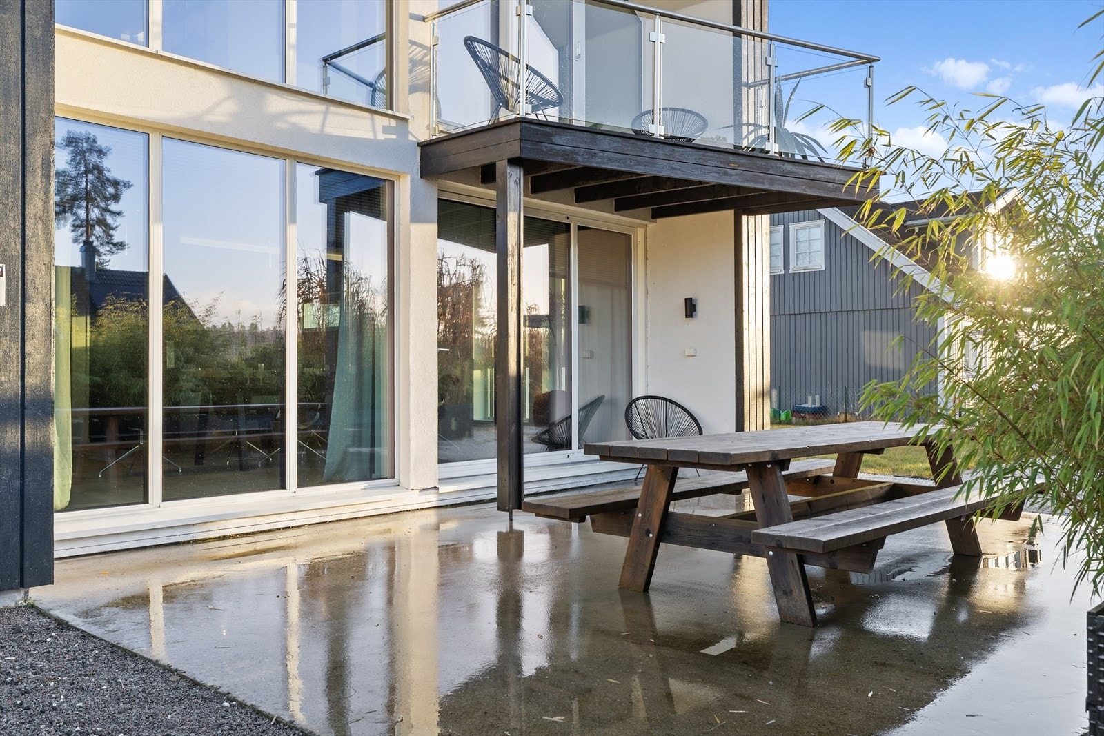 Plassstøpt betongplatting gir en solid base for uteområdet, med direkte tilgang fra stuen. Galleribilde