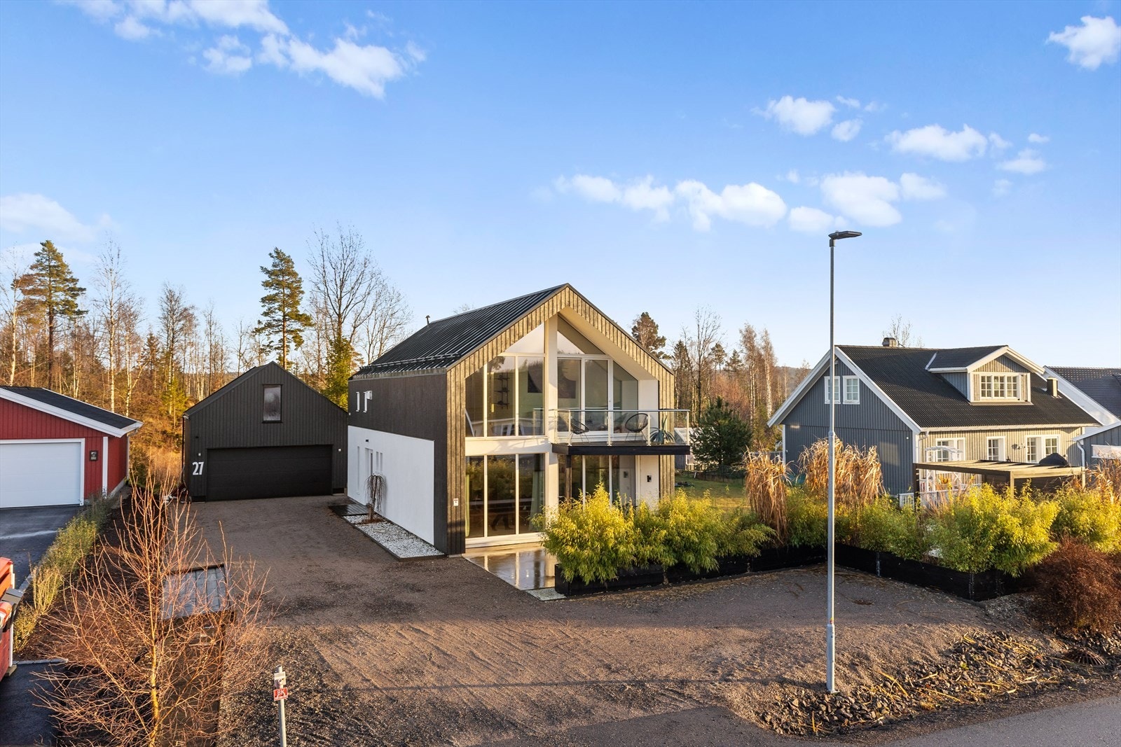 Eiendommen ligger rolig og skjermet til i et område med lite gjennomgangstrafikk, noe som gir et svært barnevennlig og trafikksikkert nærmiljø. Galleribilde