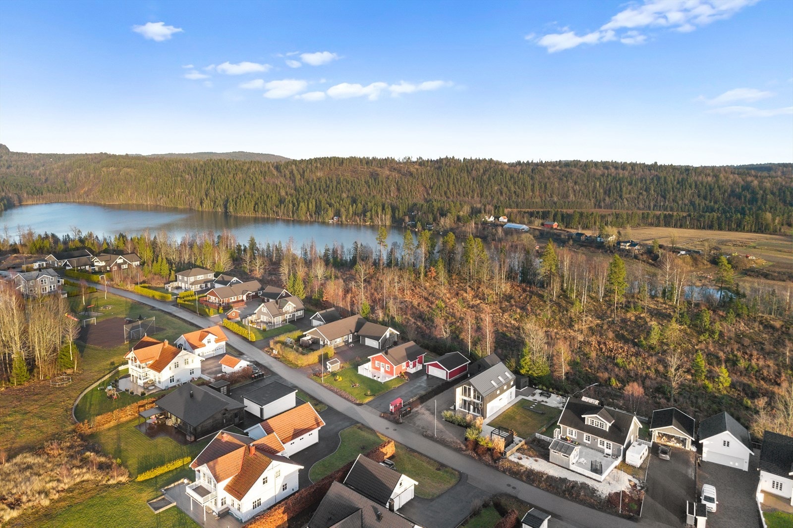 Heimdalsåsen 27 gir deg dermed en ideell ramme for et komfortabelt familieliv med fokus på trivsel, trygghet og livskvalitet. Galleribilde