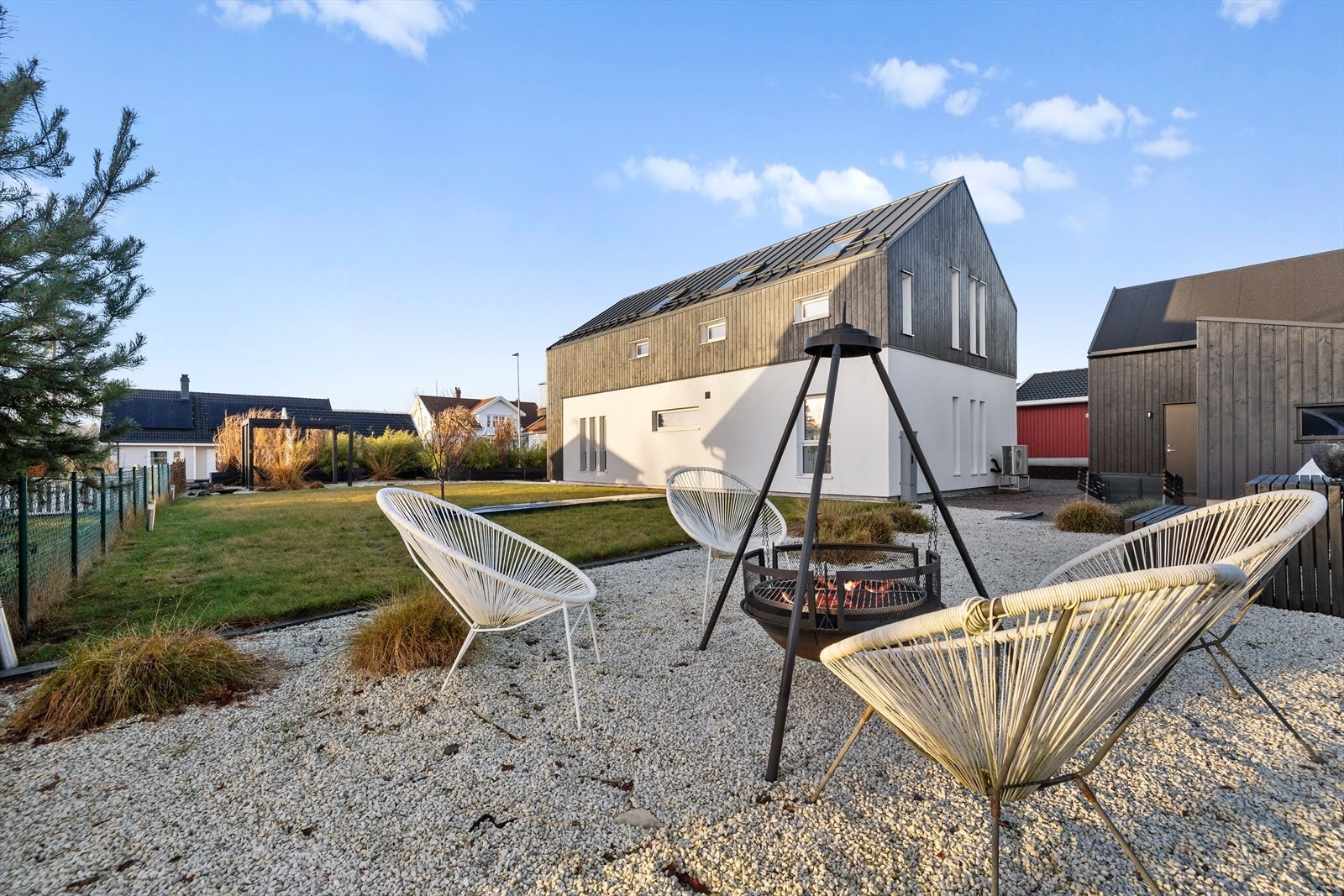 Grøntområdet er omkranset av dekorative grusbelagte stier. Galleribilde