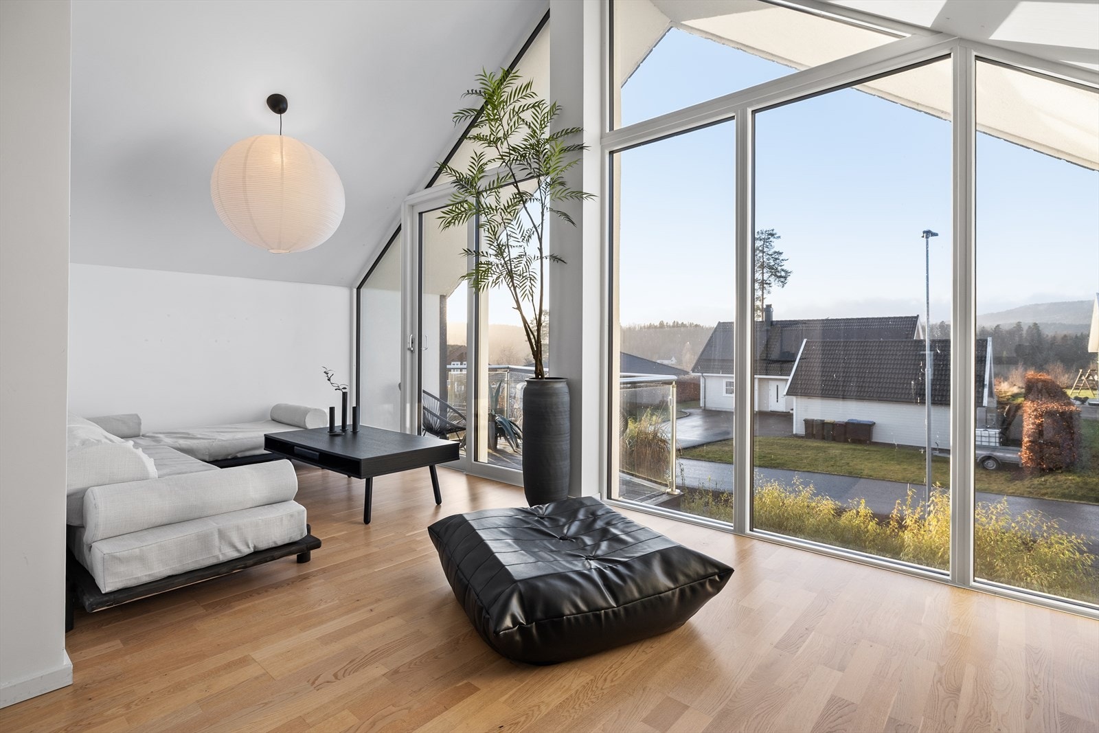 Parkettgulv gir et stilrent og holdbart underlag i oppholdsrommet. Galleribilde