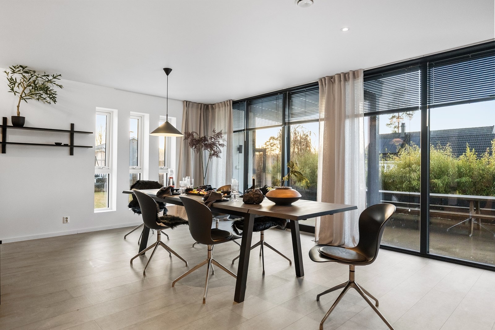 Spiseområdet har store vindusflater som gir godt med dagslys og utsyn mot hage. Galleribilde