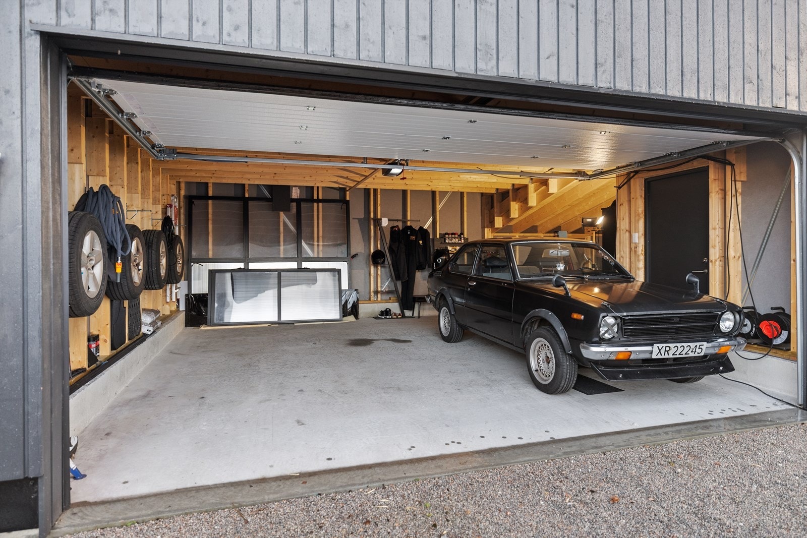 Garasjen har en solid støpt betongplate som fundament og er utstyrt med leddport med motor for enkel tilgang. Galleribilde