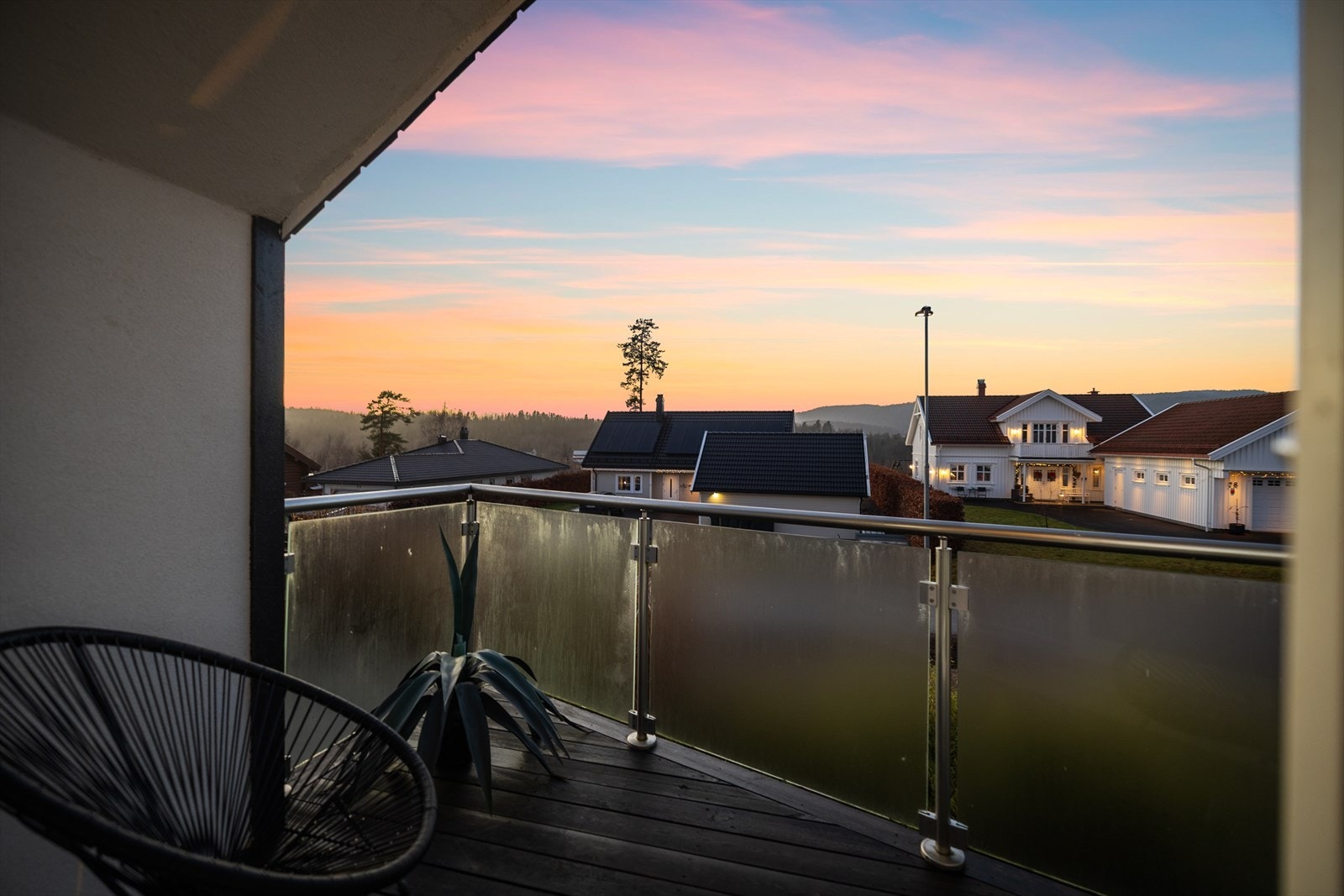 Utsikten fra balkongen gir en vakker panoramautsikt ved solnedgang Galleribilde