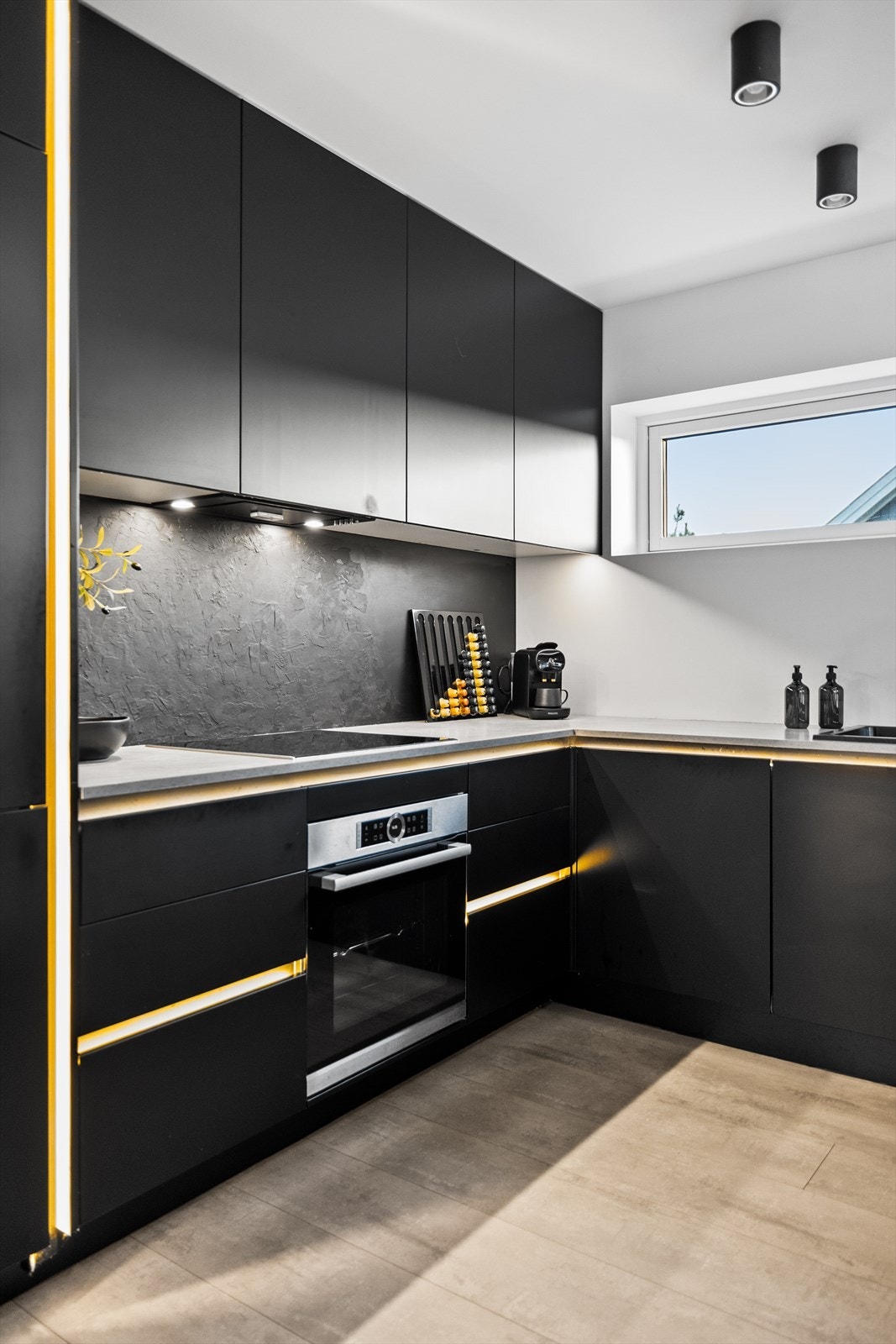 Integrerte hvitevarer og kompositt oppvaskkum gir en effektiv og moderne kjøkkenløsning. Galleribilde