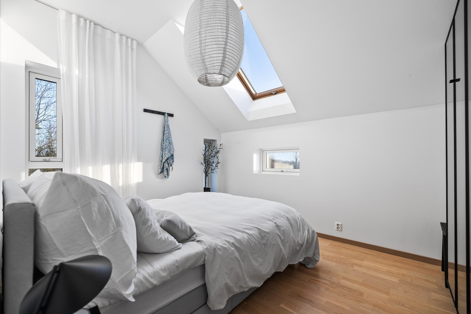 Store takvinduer gir godt med dagslys i soverommet. Galleribilde