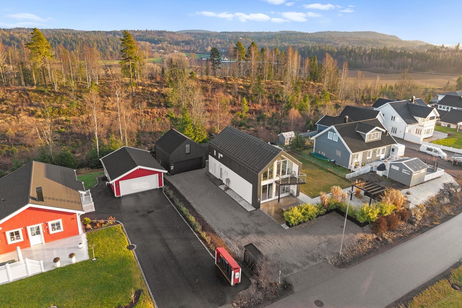 Eiendommen er omgitt av et naturskjønt område med skog og åser. Galleribilde