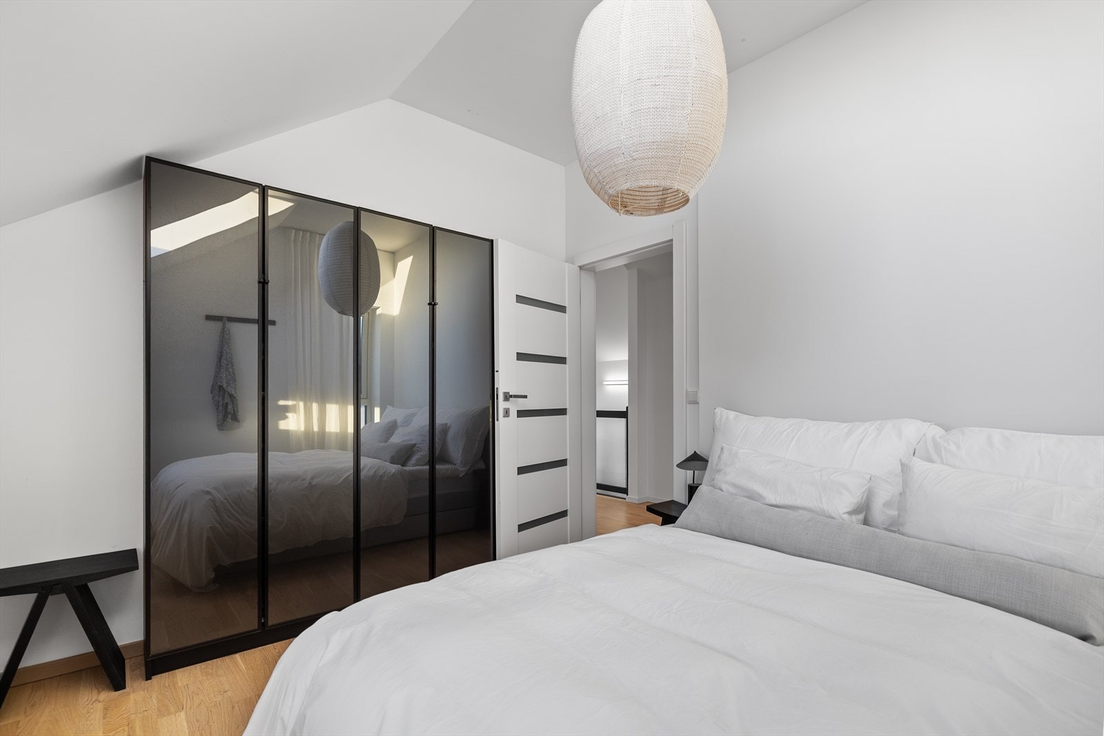 Garderobeskap gir effektiv oppbevaringsplass. Galleribilde